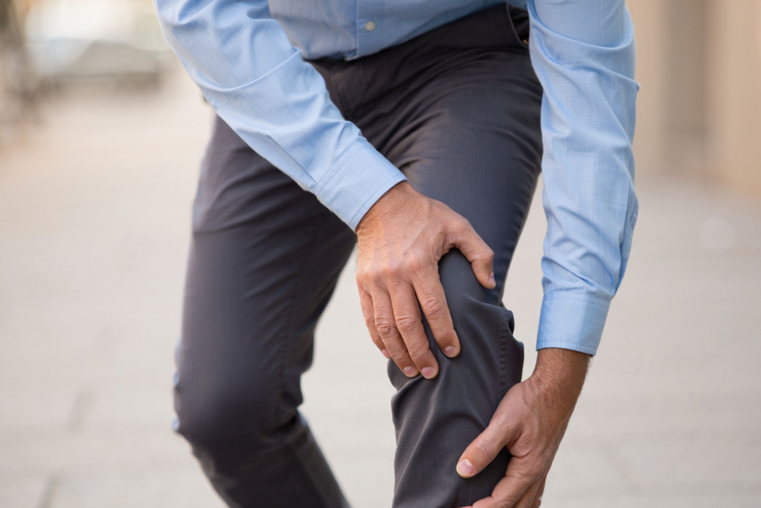 Homme avec une fissure du ménisque