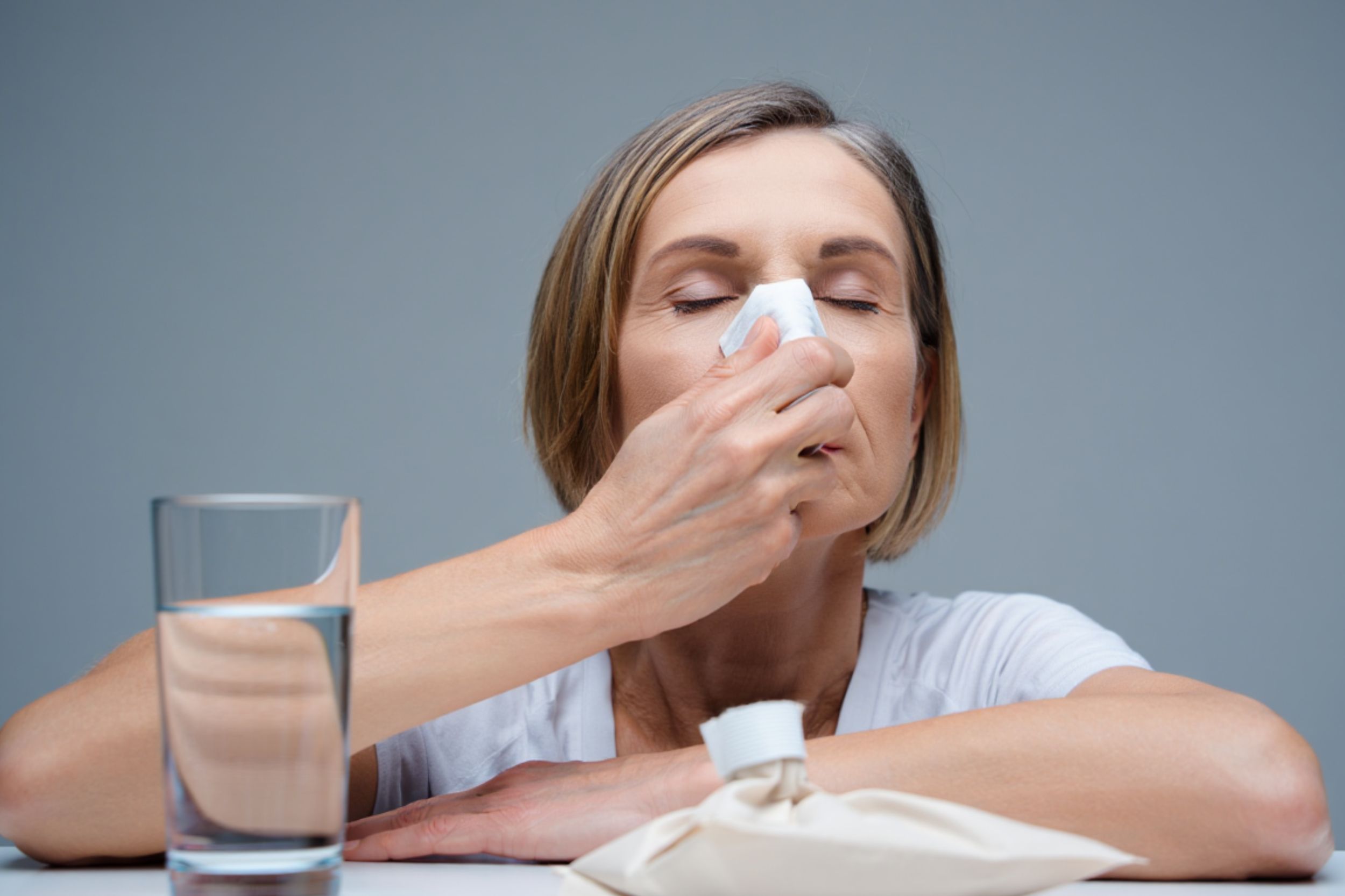 Femme avec une fracture du nez